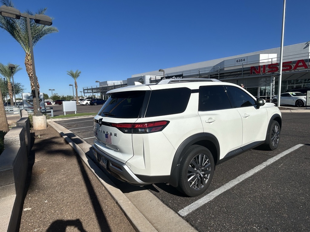 2024 Nissan Pathfinder SL photo 3