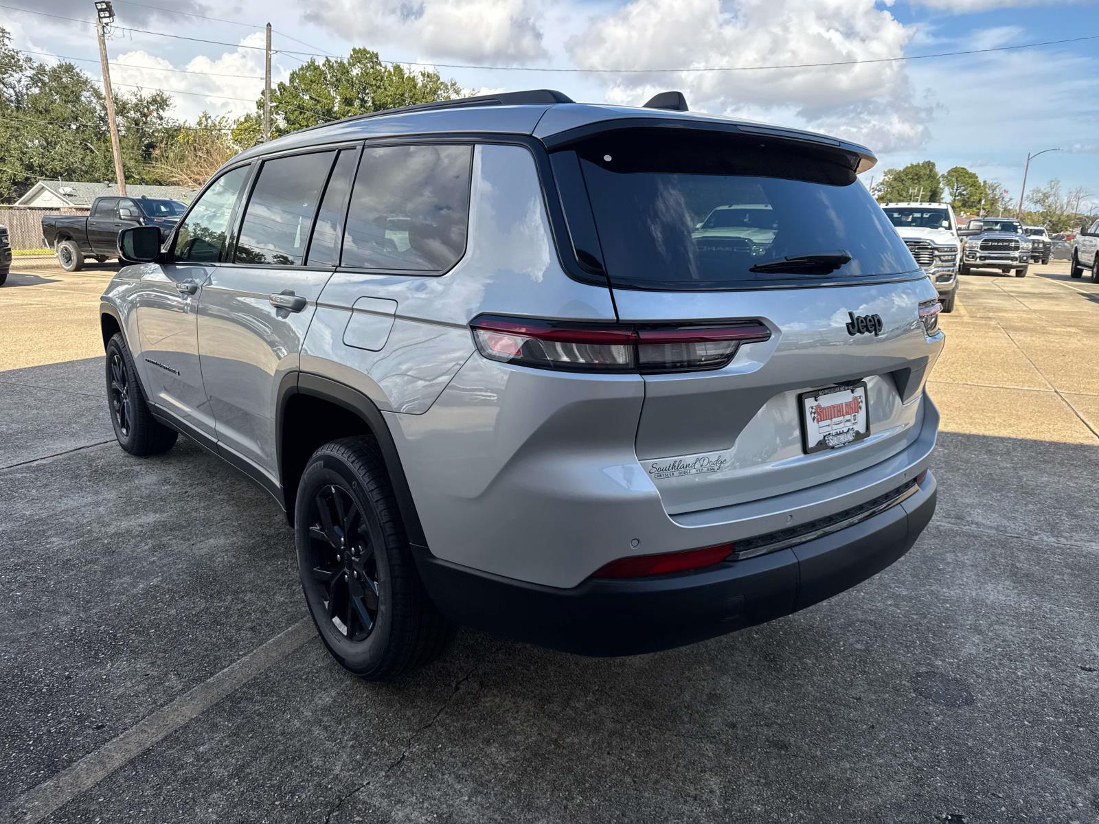2025 Jeep Grand Cherokee Altitude photo 4