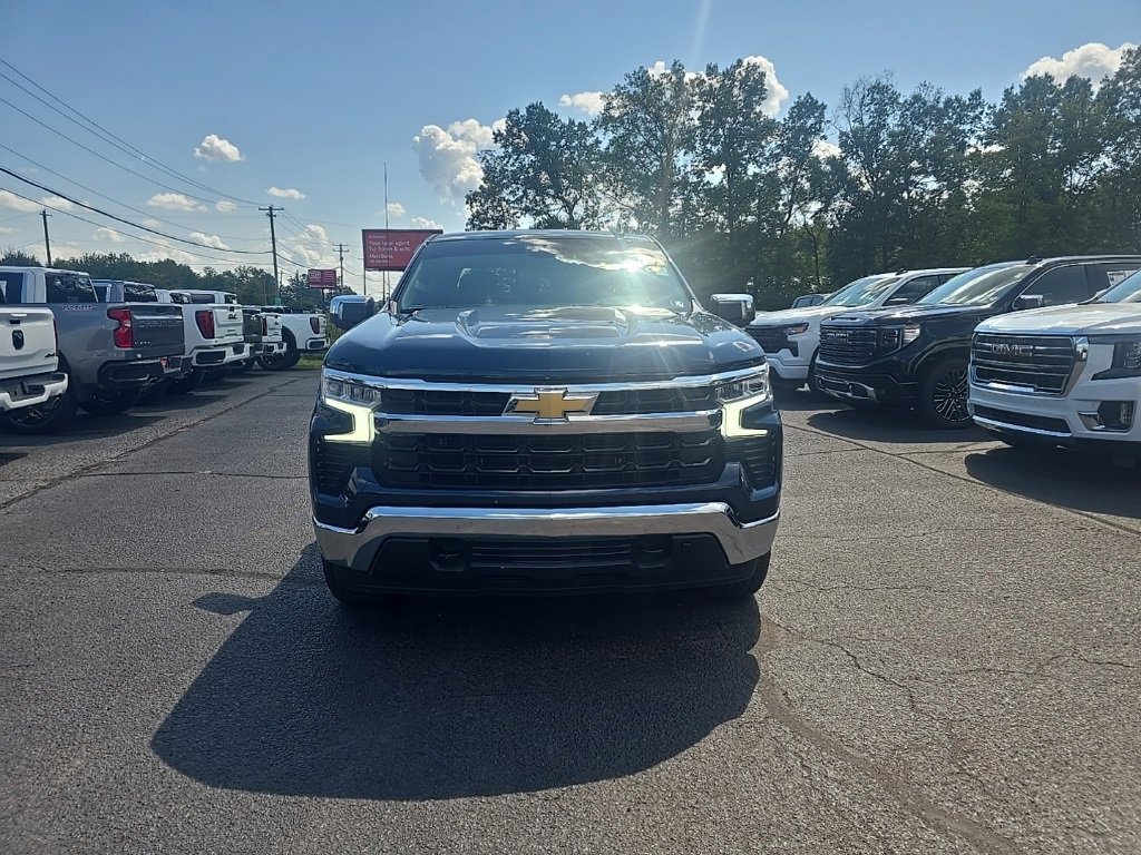 2022 Chevrolet Silverado 1500 LT photo 2