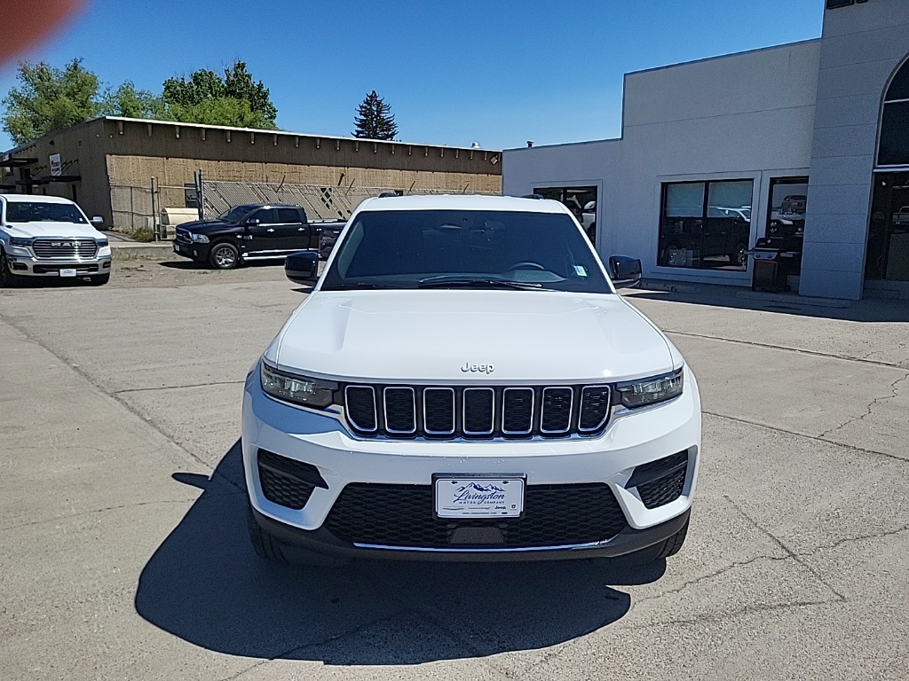 2025 Jeep Grand Cherokee Laredo photo 2
