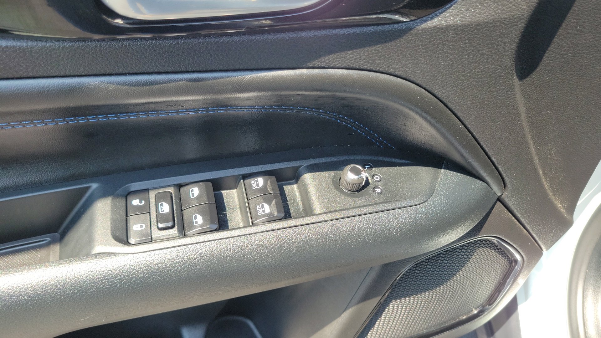 Used 2025 Bright White Clearcoat Jeep Latitude image 15