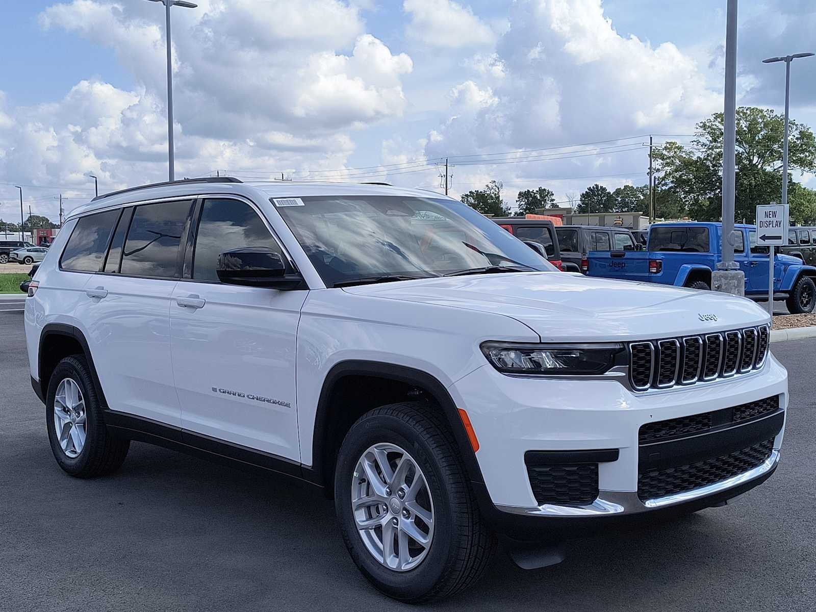 2025 Jeep Grand Cherokee Laredo X photo 2