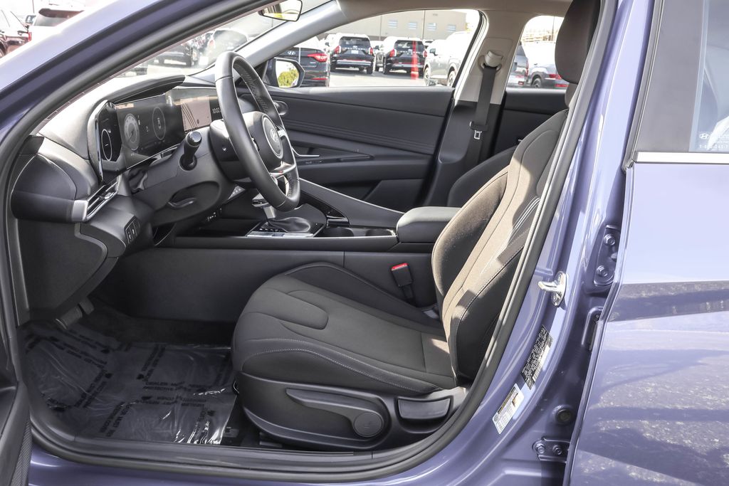 2025 Hyundai Elantra SEL Convenience photo 4