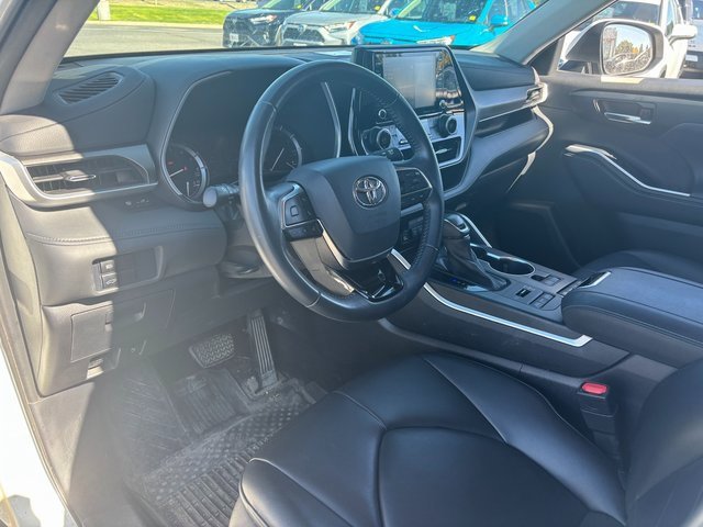 2021 Toyota Highlander XLE photo 2