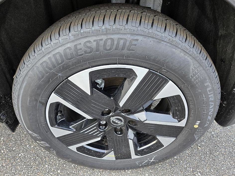 2025 Nissan Kicks SV photo 12