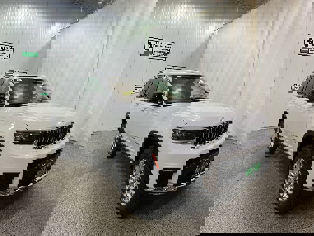 2025 Jeep Grand Cherokee Laredo X photo 3