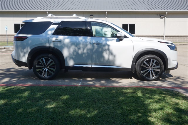 2025 Nissan Pathfinder Platinum photo 3