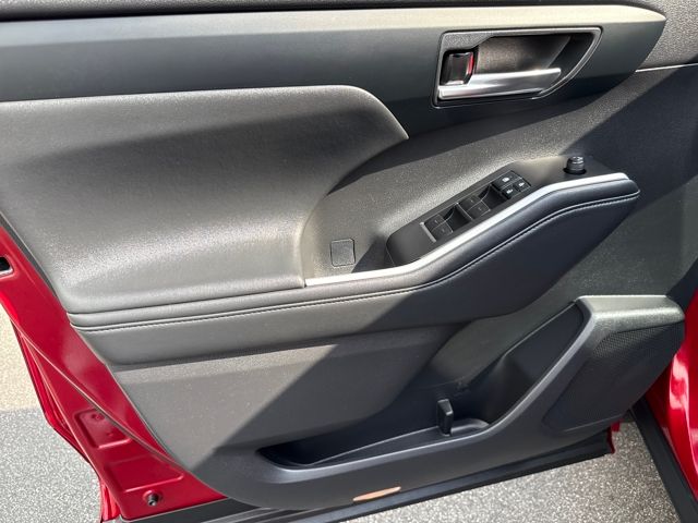 2021 Toyota Highlander XLE photo 8