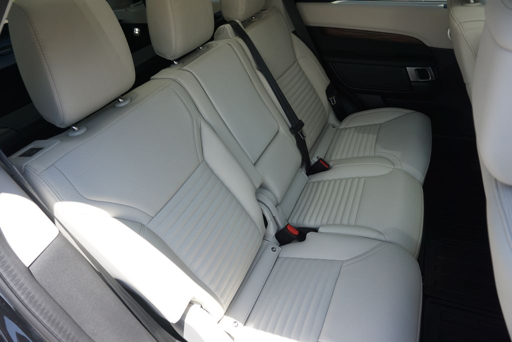 2025 Land Rover Discovery SE photo 27