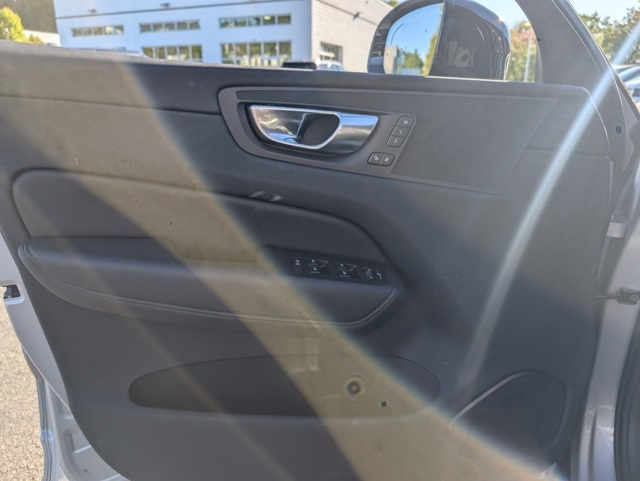 2025 Volvo XC60 B5 Plus photo 11