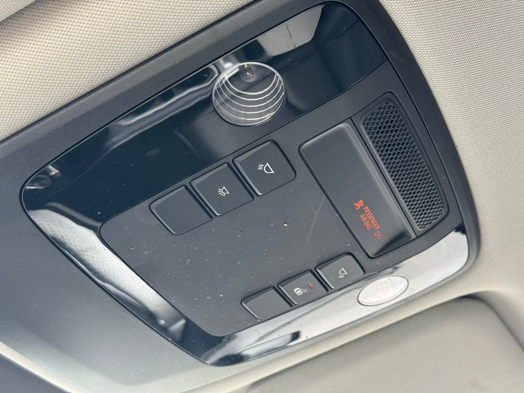 2023 Kia Carnival LX photo 29