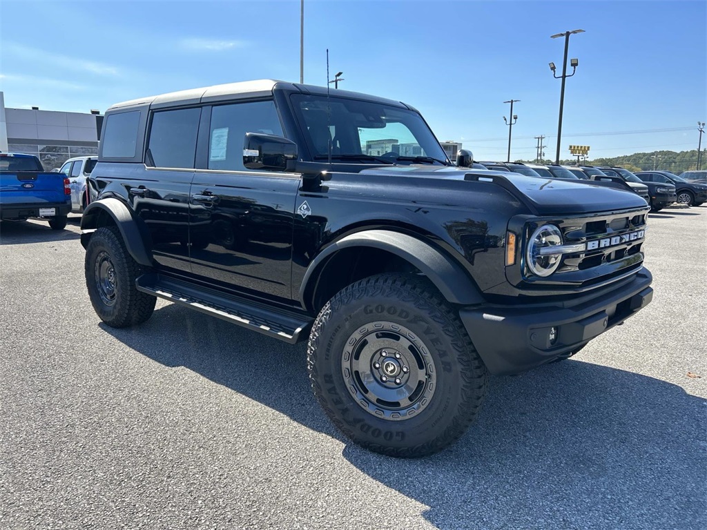 2025 Ford Bronco Outer Banks photo 2