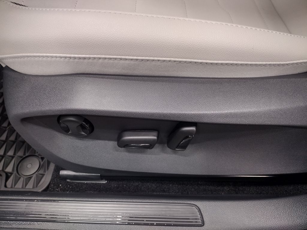 2025 Volkswagen Taos SE photo 14