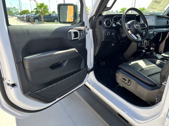 2025 Jeep Wrangler Sahara photo 15