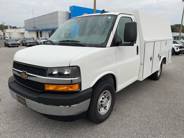 2025 Chevrolet Express Cutaway 3500 photo 3