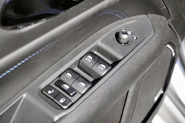 New 2025 Silver Zynith Metallic Clear-Coat Exterior Paint Jeep Limited image 27