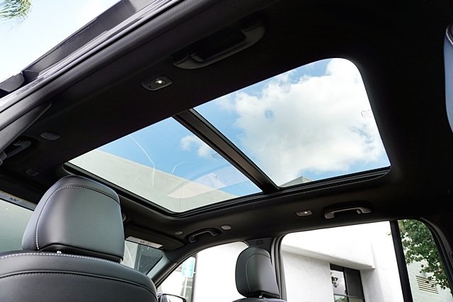 New 2025 Baltic Gray Metallic Clear-Coat Exterior Paint Jeep Limited image 20