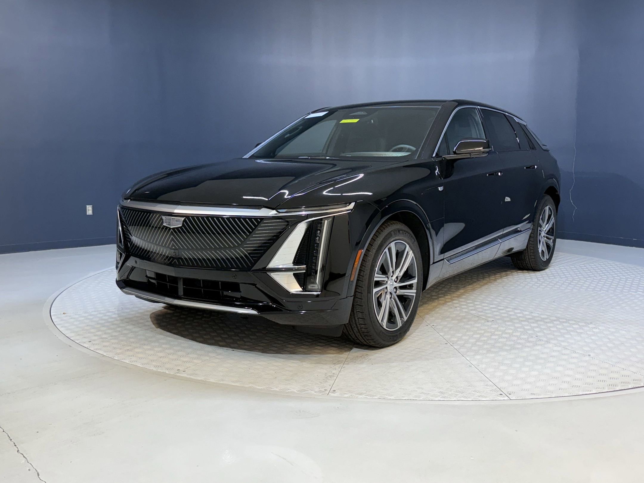 2025 Cadillac Lyriq Luxury photo 2