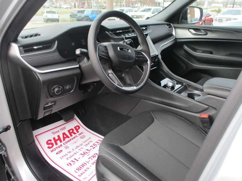 2025 Jeep Grand Cherokee Laredo X photo 4