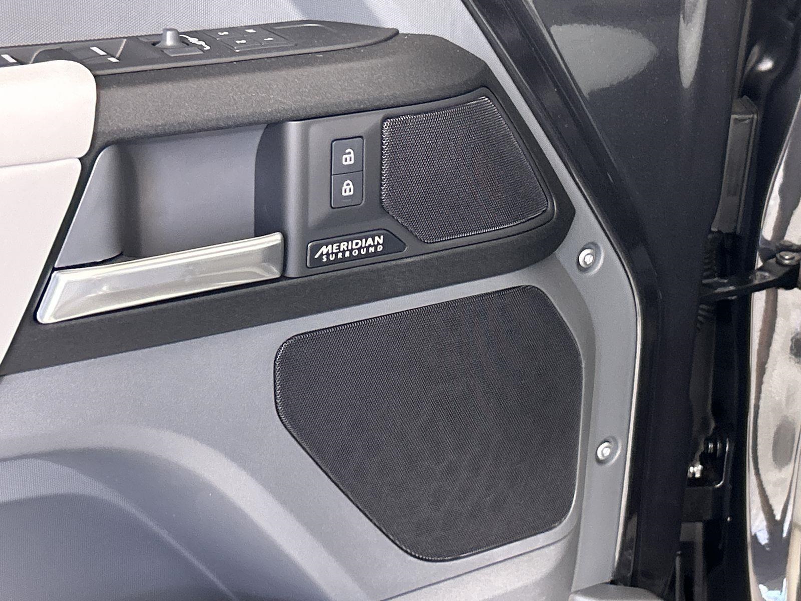 2025 Land Rover Defender 130 V8 photo 22