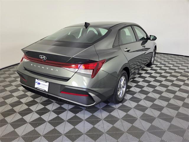 2025 Hyundai Elantra SE photo 4