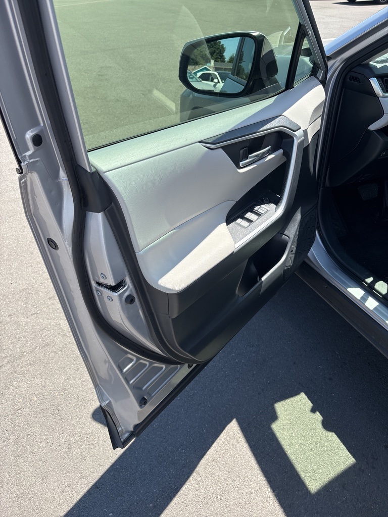 2022 Toyota RAV4 Hybrid XLE Premium photo 12