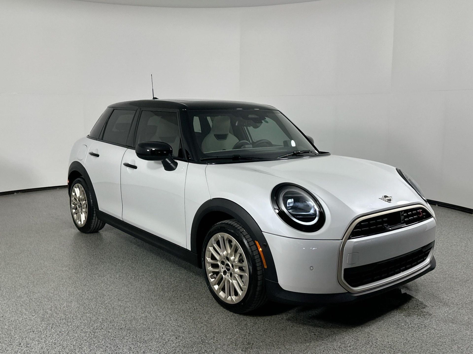 2025 Mini Cooper 4 Door Hardtop Signature photo 2