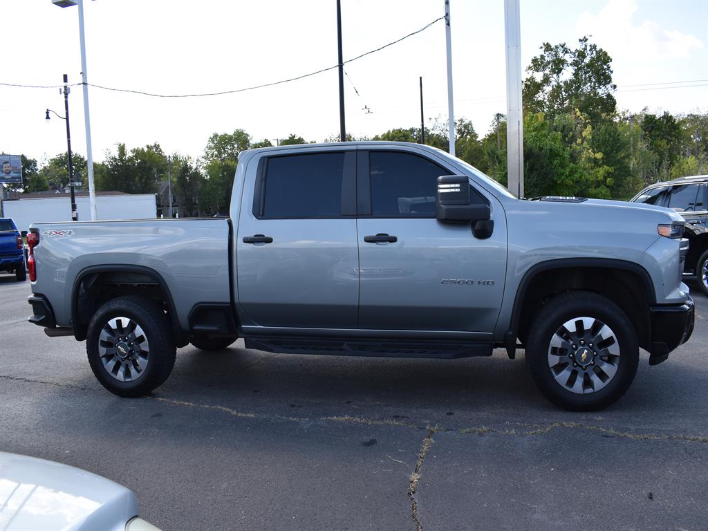 2024 Chevrolet Silverado 2500HD Custom photo 2