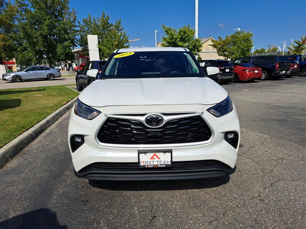 2023 Toyota Highlander LE photo 3