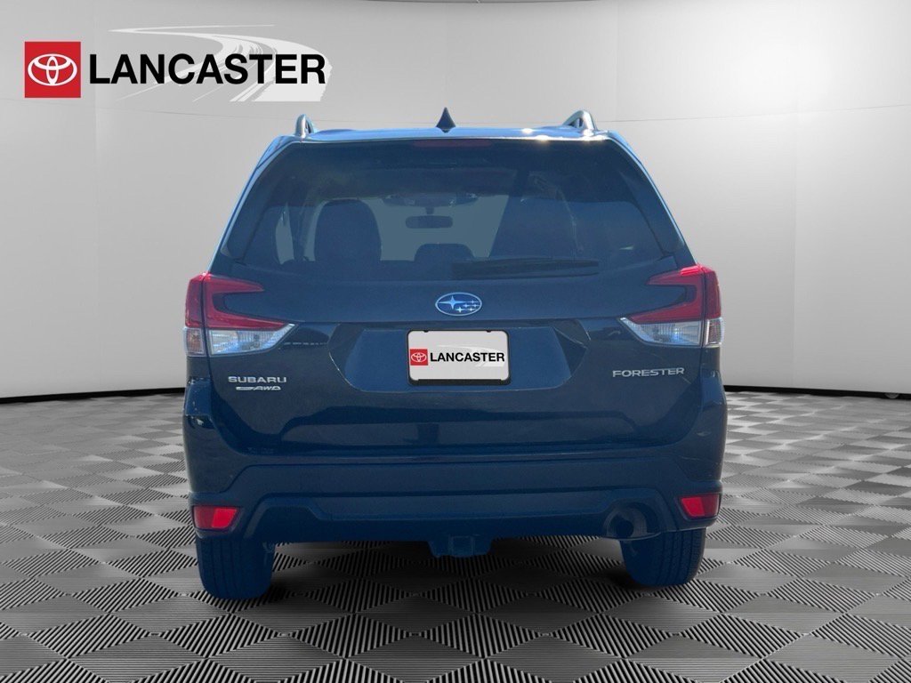 2023 Subaru Forester Premium photo 4