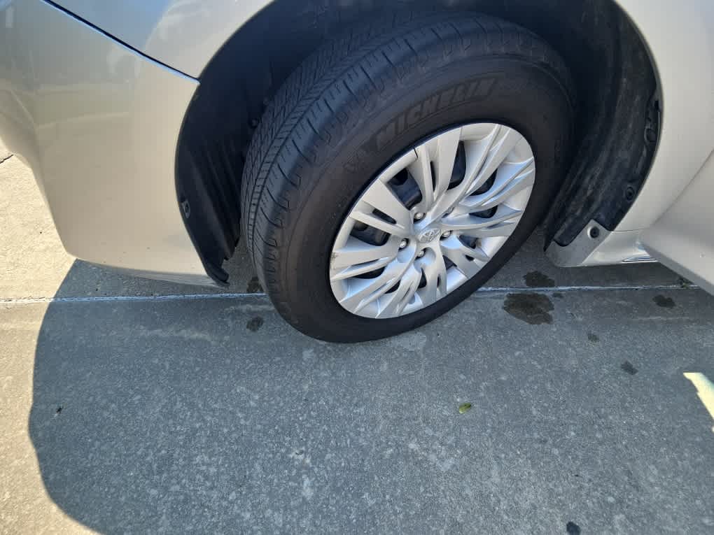 2014 Toyota Camry LE photo 18