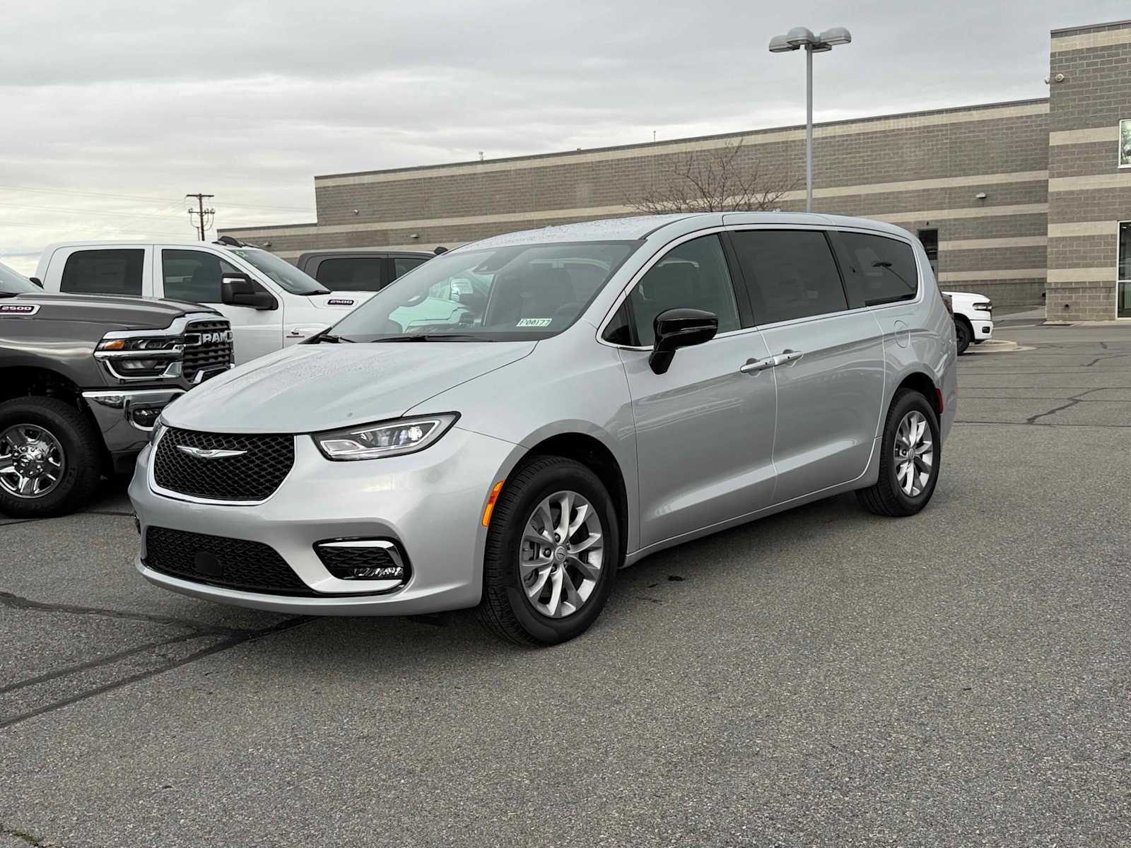 2026 Chrysler Pacifica Select's photo