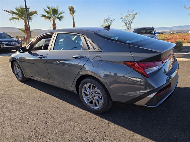 2026 Hyundai Elantra Hybrid Blue photo 4