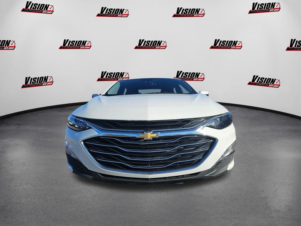 2024 Chevrolet Malibu 1LT photo 2