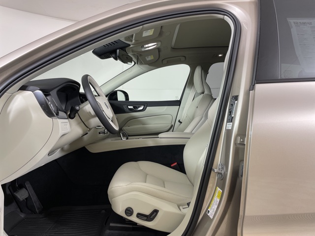 2025 Volvo XC60 T8 Plus photo 6