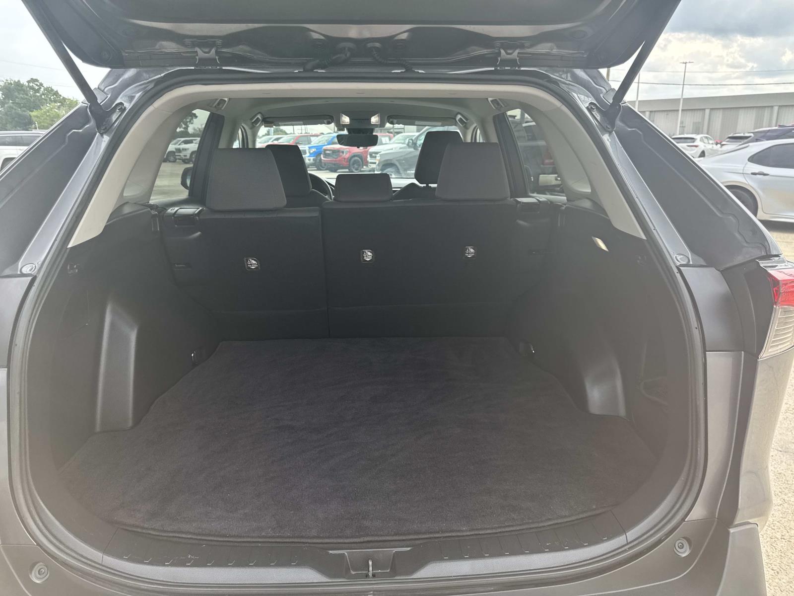 2022 Toyota RAV4 XLE photo 7