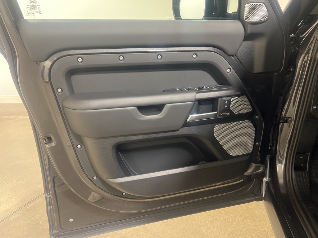 2024 Land Rover Defender 130 V8 photo 9