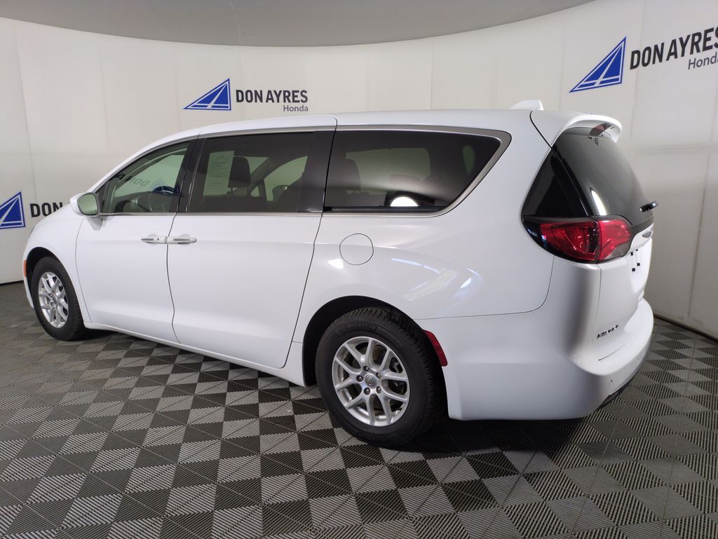 2020 Chrysler Pacifica Touring photo 3