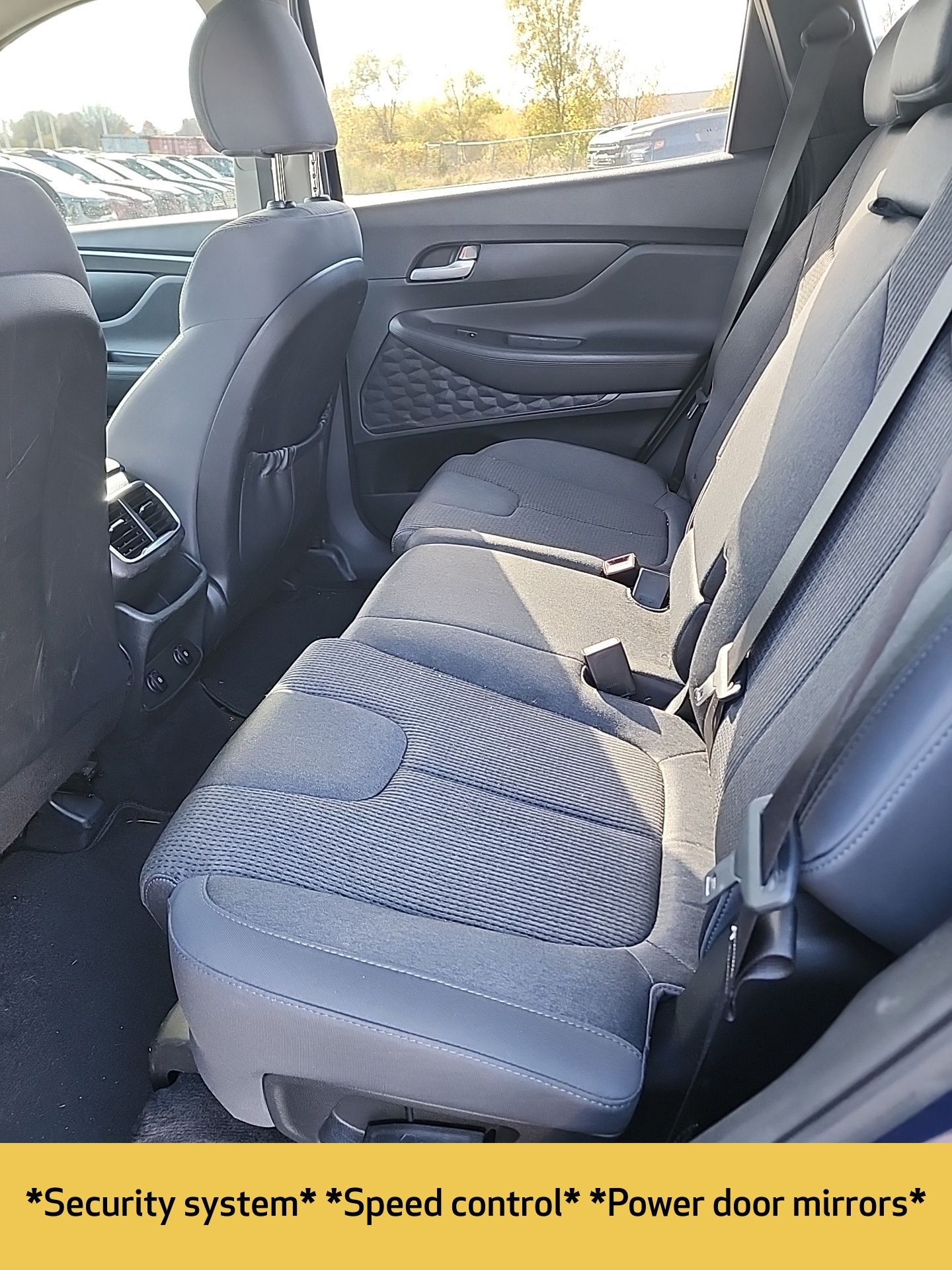 2020 Hyundai Santa Fe SE photo 3