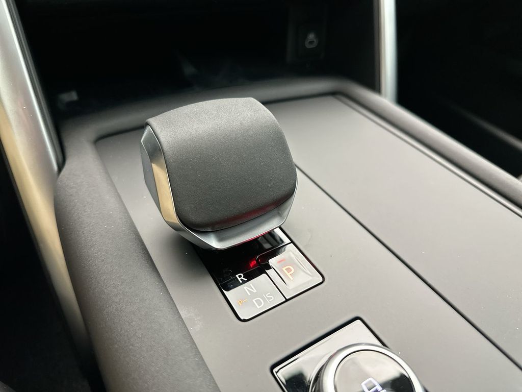 2025 Land Rover Discovery S photo 10