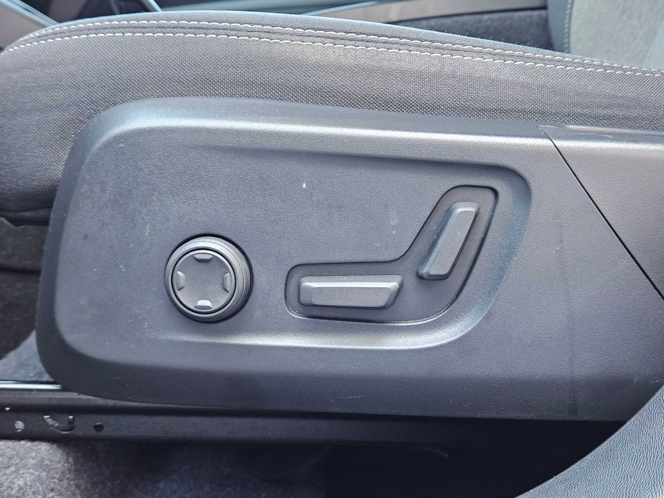2023 Volvo XC40 Core photo 19