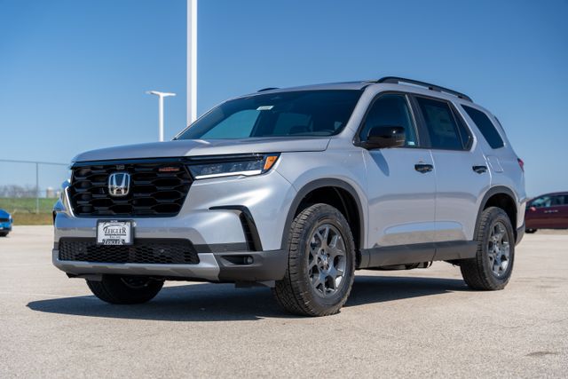 2025 Honda Pilot TrailSport photo 2