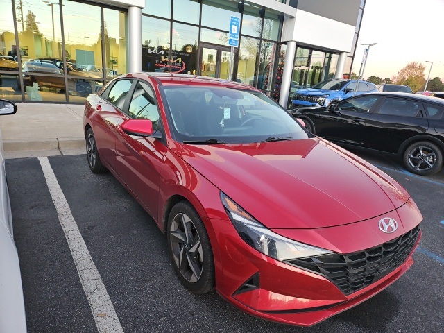 2023 Hyundai Elantra SEL photo 3