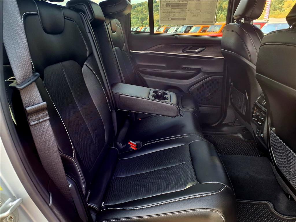 2025 Jeep Grand Cherokee Limited photo 4