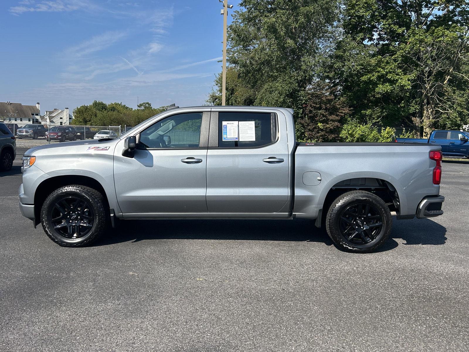 2023 Chevrolet Silverado 1500 RST photo 3