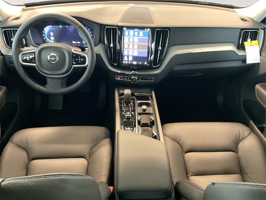 2025 Volvo XC60 B5 Plus photo 9