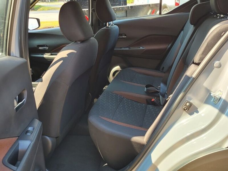 2023 Nissan Kicks SR photo 2