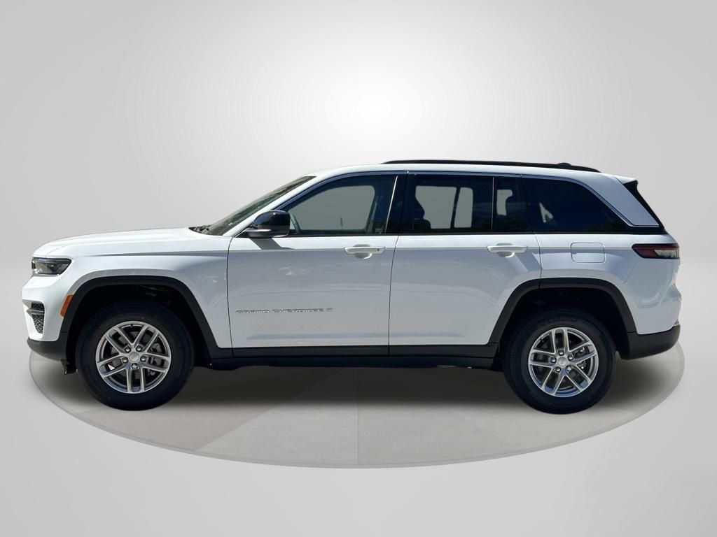 2025 Jeep Grand Cherokee Laredo Altitude photo 3