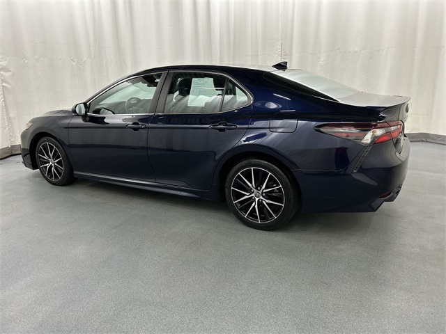 2022 Toyota Camry SE photo 3