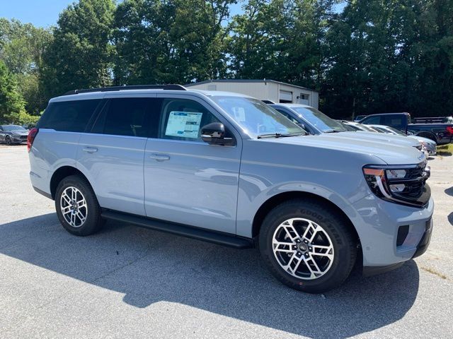 2025 Ford Expedition photo 2